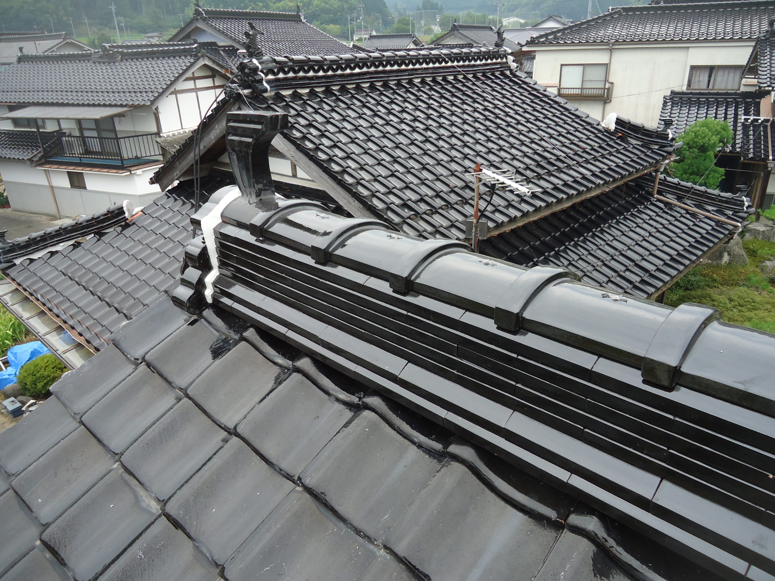 雨漏り修理　屋根一部修理　既存瓦の再利用　棟　破風尻　